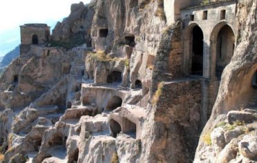 Történelmi barlangváros magasodik a hatalmas sziklafalon
